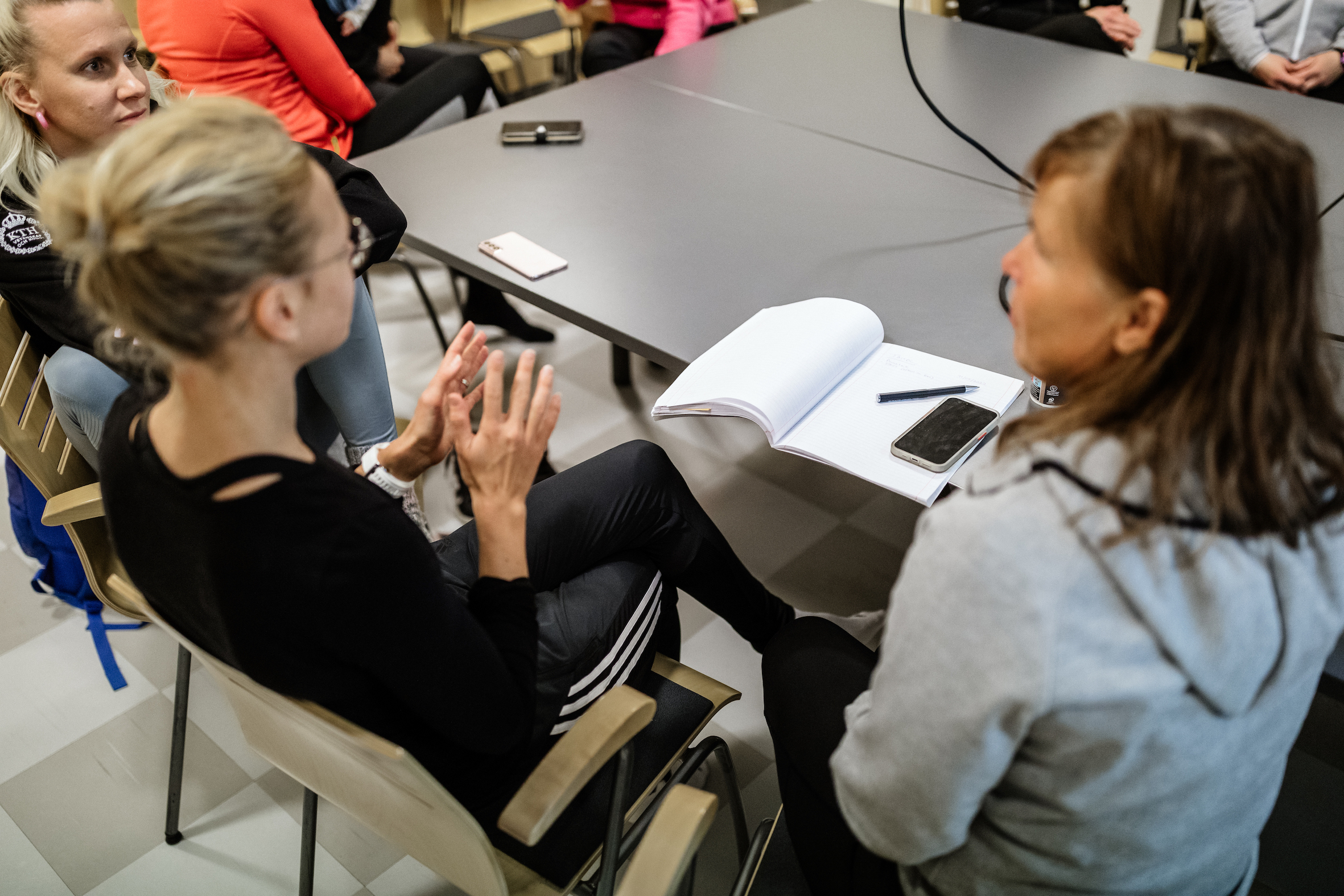 En grupp människor talar och lyssnar aktivt på varandra.